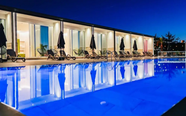 Lumeris lakeview Suites and SPA