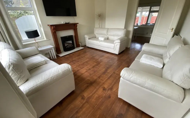 Spacious 3 Bed House in Penrhyn Bay, Llandudno