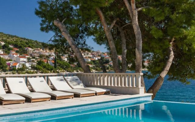 Sea Front - With Pool - H