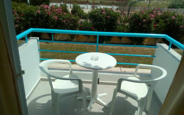 Leonidas Hotel and Studios