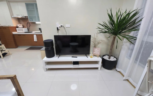 Cozy 1BR Condo in Mandaluyong City With City Skyline View
