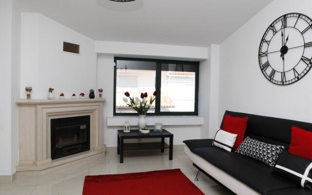 Wondrous Terrace Apartment in Cascais Center