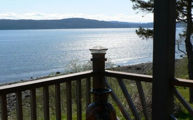 The Getaway Waterfront Cottage