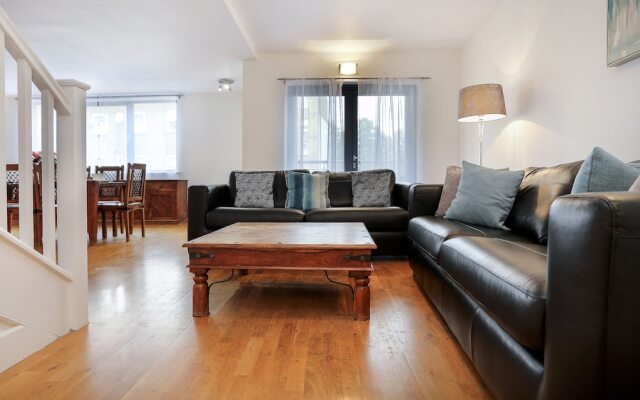 Spacious & Modern 3 Bedroom Apt Near Canary Wharf