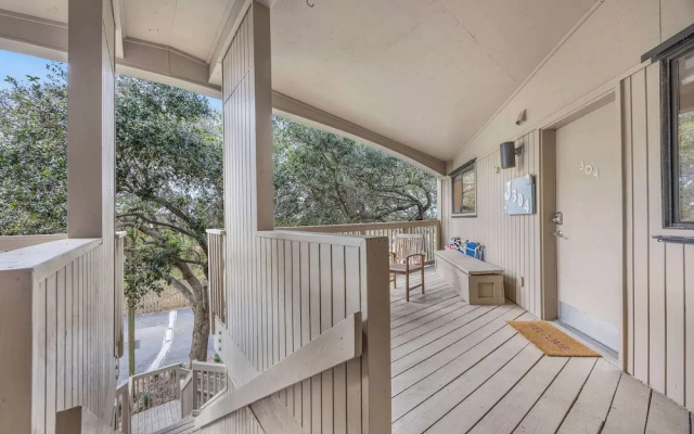 Treetop Beach Condo Sleeps 7!
