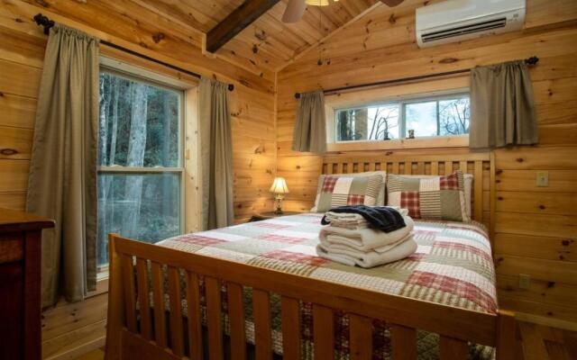 Creekside Log Cabin in Pisgah Forest