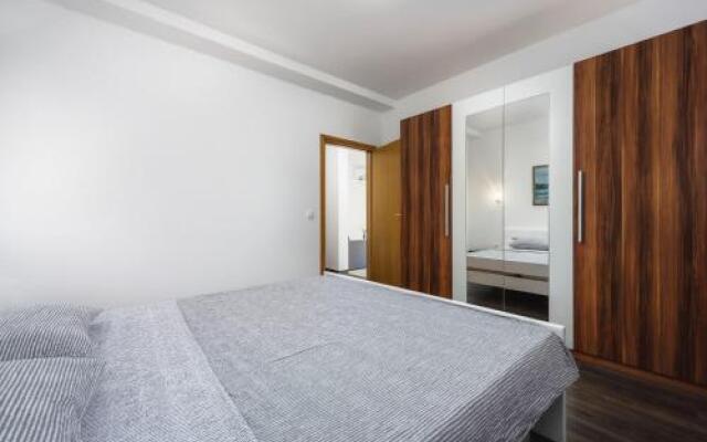 Mirjana House with Apartments