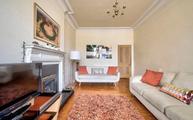 Lovely and Spacious 2BR Home on Comiston Road