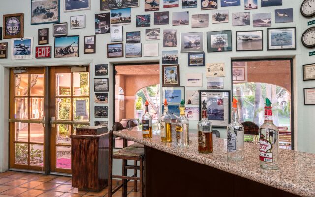 La Fuente Inn & Suites