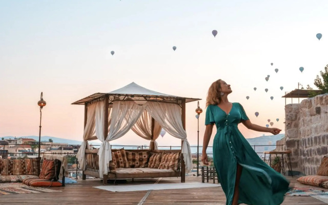 Hera Cave Suites