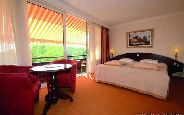 Fletcher Familiehotel De Hunzebergen