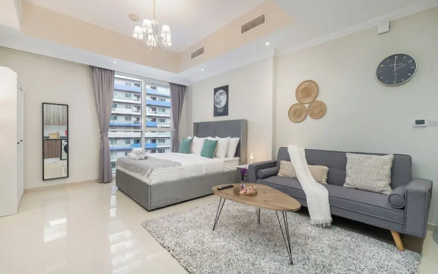Heaven Crest Vacation Homes Downtown - Studio, 1, & 3 Bedroom Suites 2 minute walk to Dubai Mall and Burj Khalifa