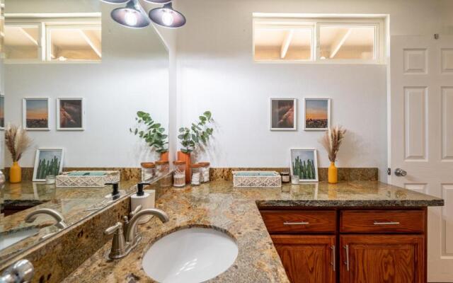 The Full Moon, Joshua Tree: Hot Tub, Sauna, Views