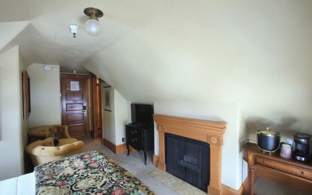 The Charles Pacific Grove - Artfully Designed Inclusive Inn