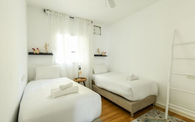 Stylish 3-BR Apt w Balcony and Parking