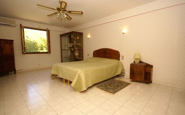 Stunning Villa in Sorgues With Swimming Pool