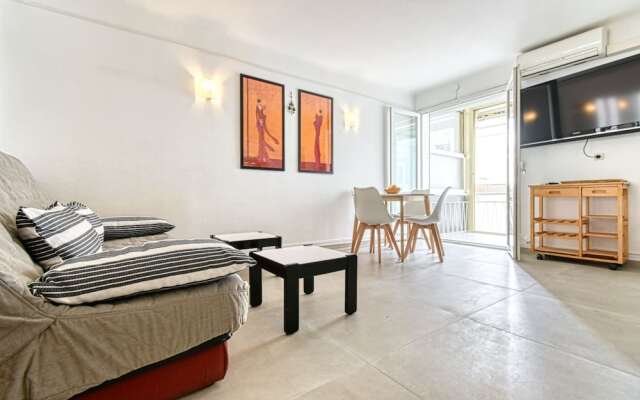 Sunny Apartment With Magnificent View of Plage du Midi Beach