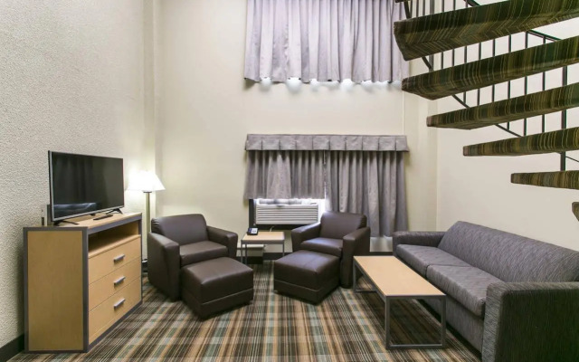 Ramada By Wyndham Edmonton Yellowhead Nw