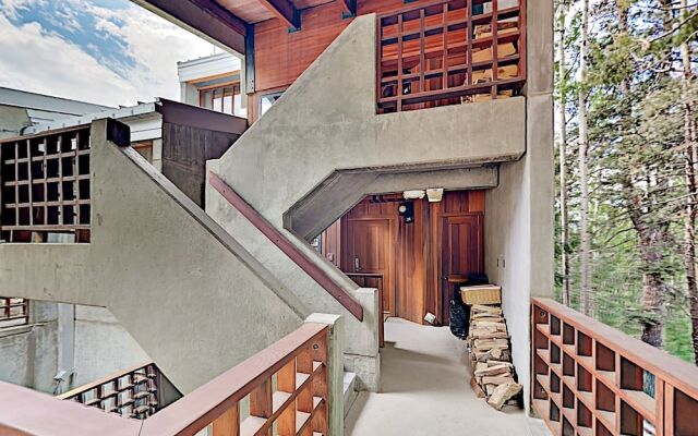 15tru5ai 3 Bedroom Condo