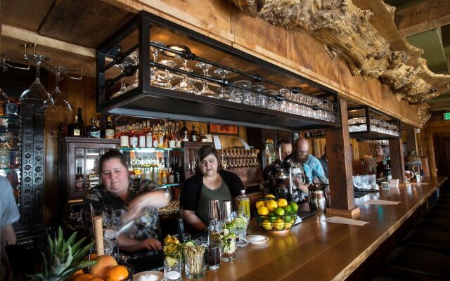 McMenamins Kalama Harbor Lodge