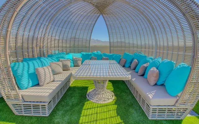 Rooftop Pool-Close 2 Shops-Dining-C4419