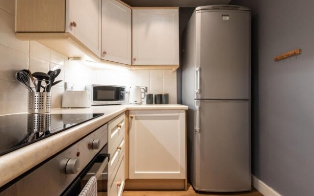 Black Moon 2 bed 2 bath Central location