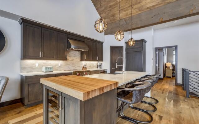 Five Peaks Townhouse with Garage and Hot Tub by RedAwning