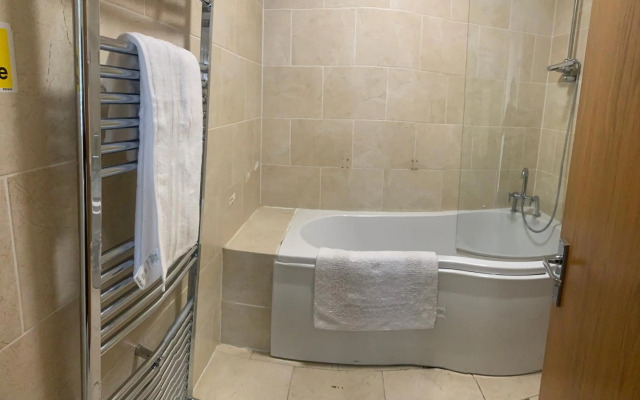 Beautiful 6 Bedroom with spacious Lounge & Rooms Free parking