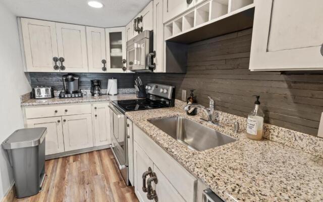 TOWER 2 MASTER SUITEs, 2 KINGS BEDS, MARINA