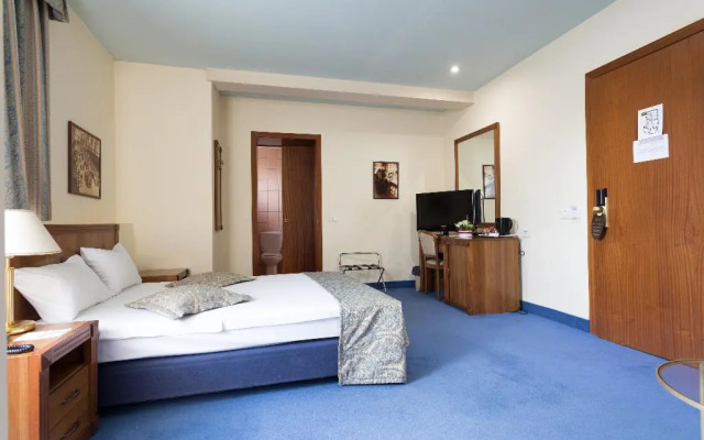 Hotel Opera by ZEUS International
