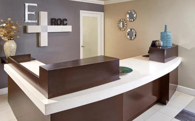 Eden Roc Inn & Suites