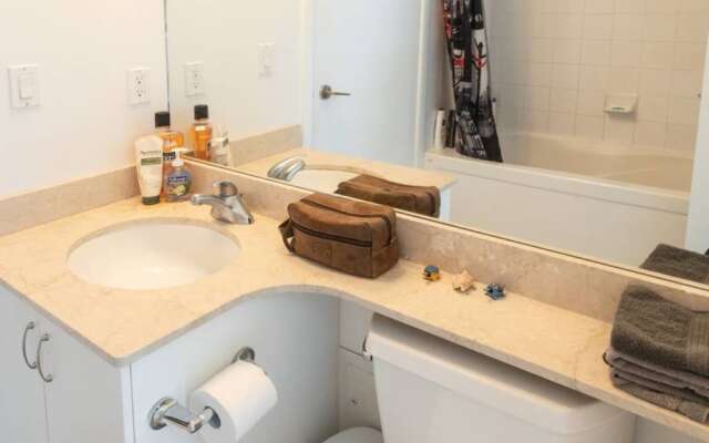 Modern 2 bedroom Condo with CN Tower Views
