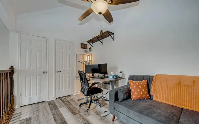 Upscale 1BR Condo in Med Center