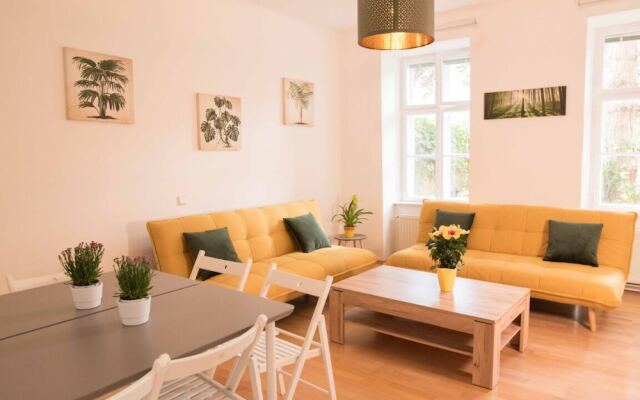 Blueberry Living City Apartment