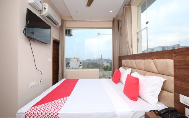 OYO 27743 Hotel Platina