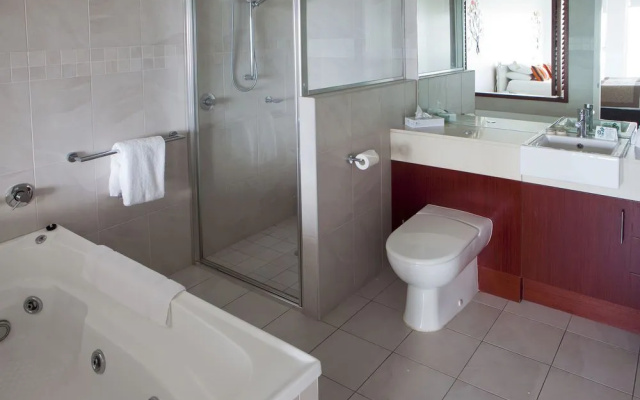 Waters Edge Aparments – Bathroom – Cairns