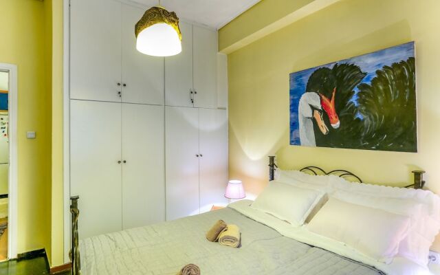 Cozy Apartment in Athens near Aghios Ioannis Subway Station
