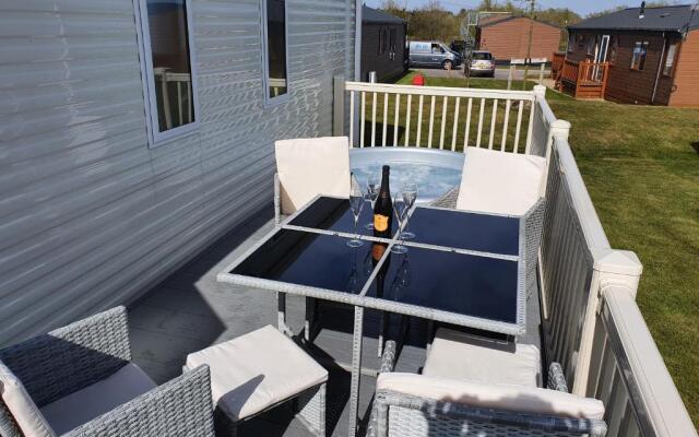 46 Lancaster Crescent Luxury caravan with hot tub