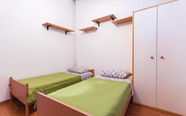 Nice Home in Liznjan With Wifi and 6 Bedrooms