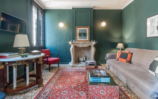 Stylish Renovated Apartment In The Heart Of The City