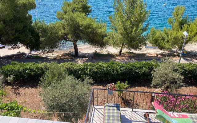 Cozy Beachfront Apartment With Seaview