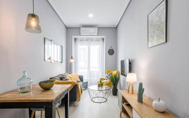 Flaring New Apartment next to Gran Via by Batuecas