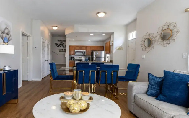 Amazing Family Townhouse Minutes From the Parks