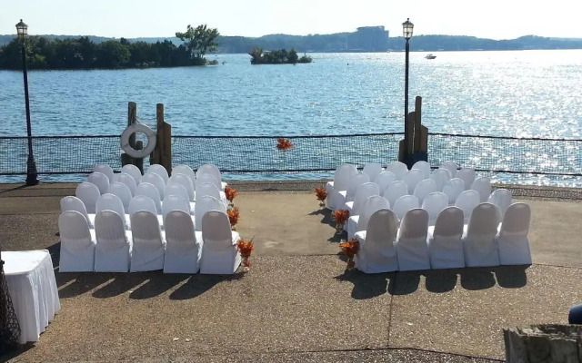 Lodge Of Four Seasons Golf Resort, Marina & Spa