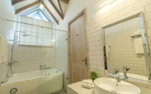 The Lynden Grove Hotel