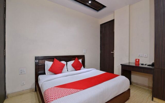 OYO 466 Hotel Lotus B&B