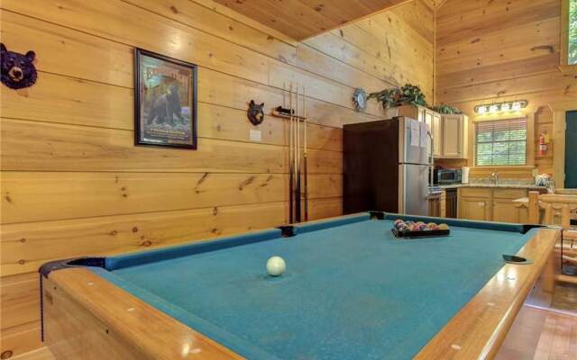 Bearadise 1 Bedroom Home with Hot Tub