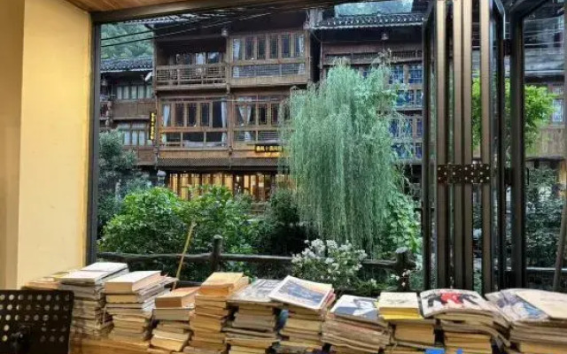 Xingge sitting Moon Inn