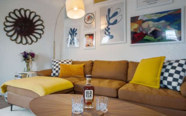 Pine Street Loft –Just steps from Old Town Square!