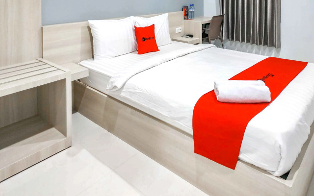 RedDoorz near Pasar Atom Mall